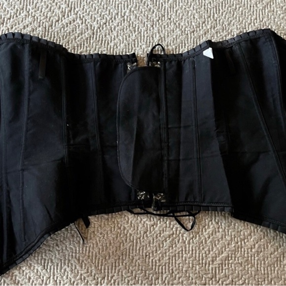 Lace up Corset - Lace Print Black on Gold - Picture 8 of 12